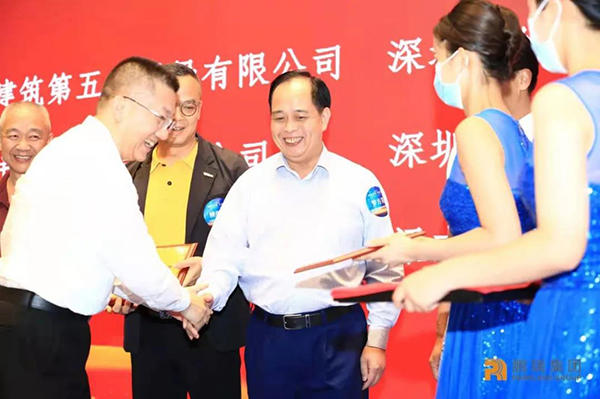 ÅôÈð¼¯ÍÅÖ´ÐжÊ¡¢×ܲÃÀîάÐû¸æ¡°Ê®Äê³Ö¾ÃºÏ×÷½±¡±.jpg ÅôÈð¼¯ÍÅÖ´ÐжÊ¡¢×ܲÃÀîάÐû¸æ¡°Ê®Äê³Ö¾ÃºÏ×÷½±¡±.jpg