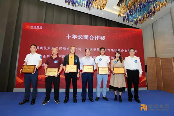 À˹ά¼Ó˹9888¹É·Ý¸±×ܲÃÂÞ·½Ô죨ͼ×óËÄ£©´ú±í¹«Ë¾Áì½±.jpg À˹ά¼Ó˹9888¹É·Ý¸±×ܲÃÂÞ·½Ô죨ͼ×óËÄ£©´ú±í¹«Ë¾Áì½±.jpg